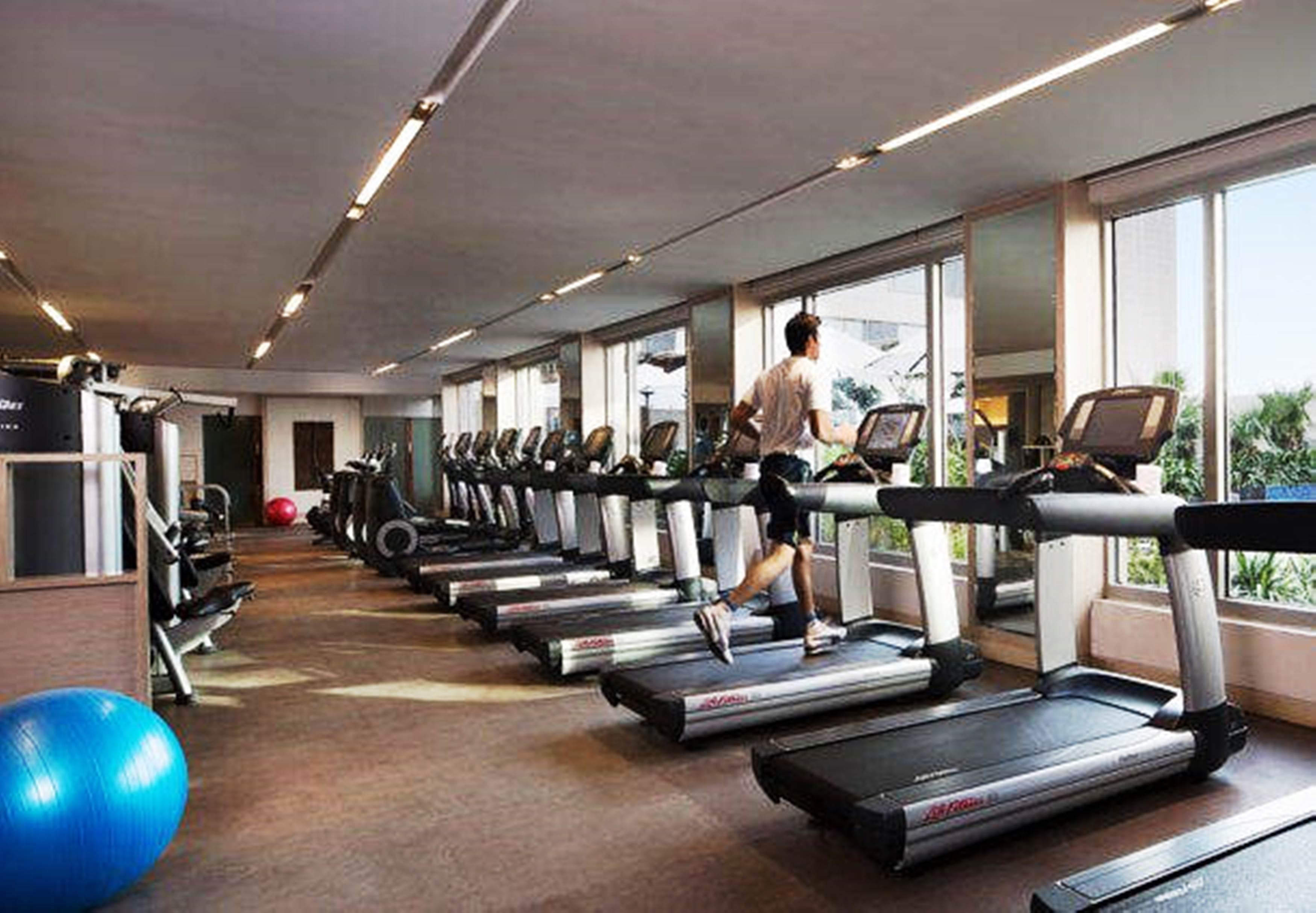 Jw Marriott Hotel New Delhi Aerocity Luaran gambar A treadmill in a gym