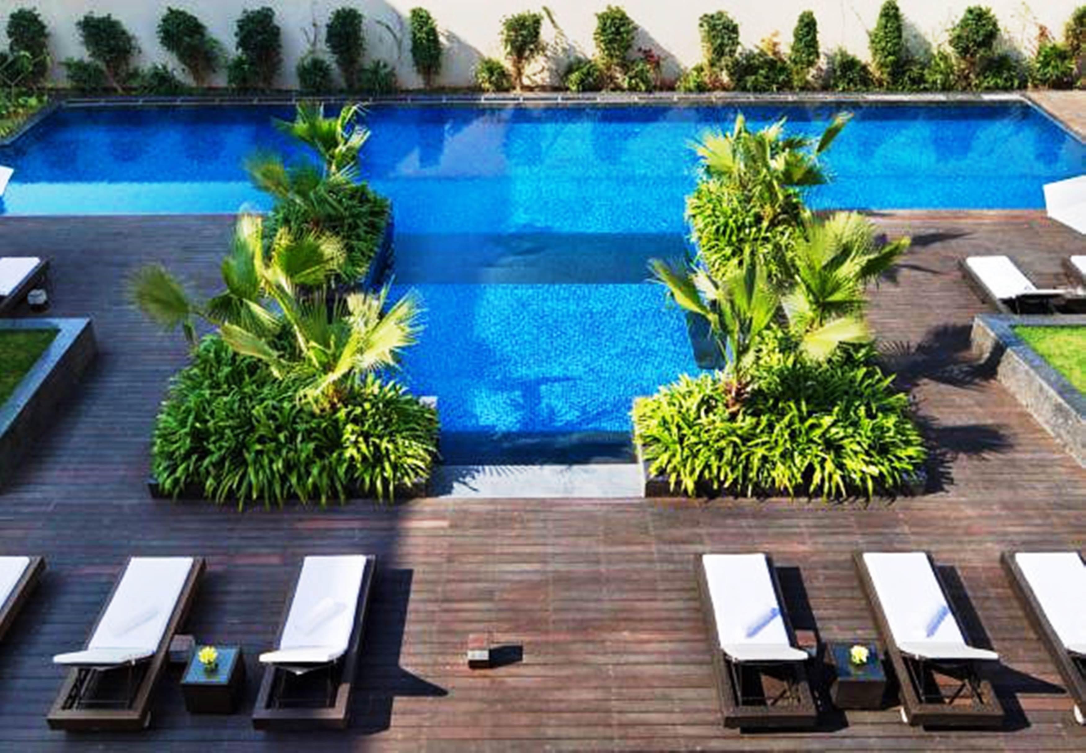 Jw Marriott Hotel New Delhi Aerocity Luaran gambar The pool at the hotel