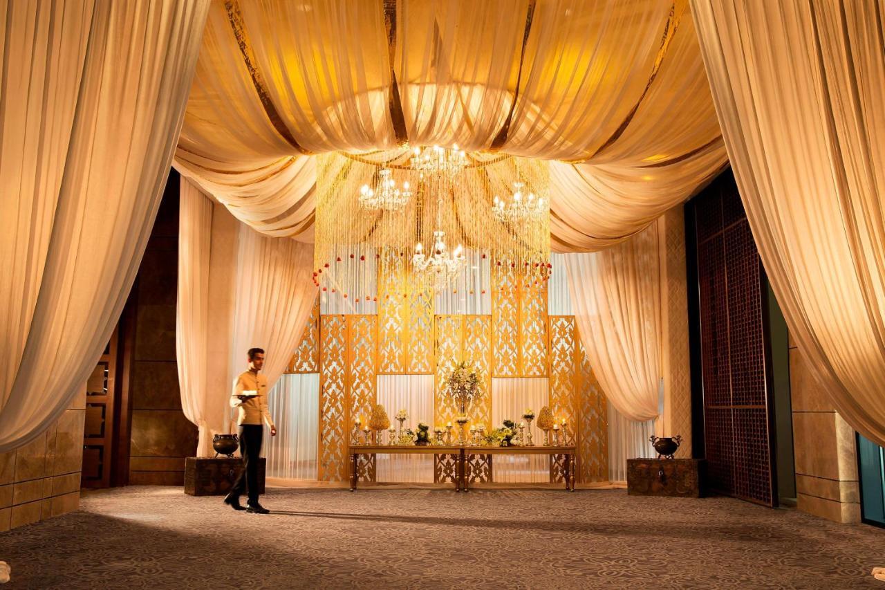 Jw Marriott Hotel New Delhi Aerocity Luaran gambar The lobby of the Ritz-Carlton, Dubai
