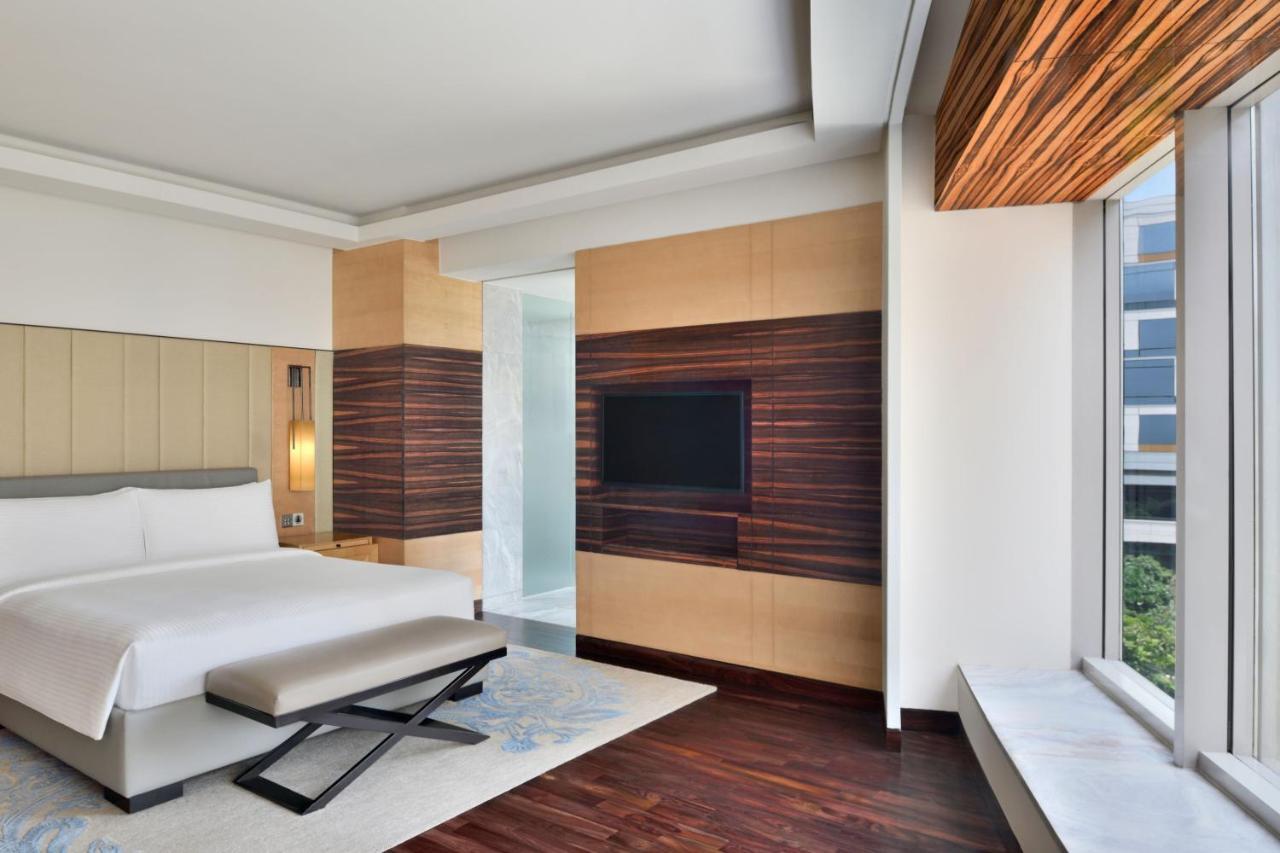 Jw Marriott Hotel New Delhi Aerocity Luaran gambar A bedroom at the Westin Mumbai International
