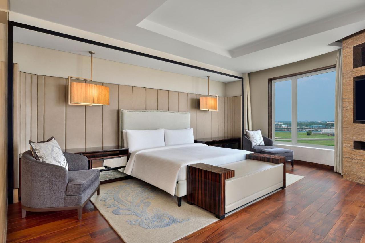 Jw Marriott Hotel New Delhi Aerocity Luaran gambar A bedroom at the hotel
