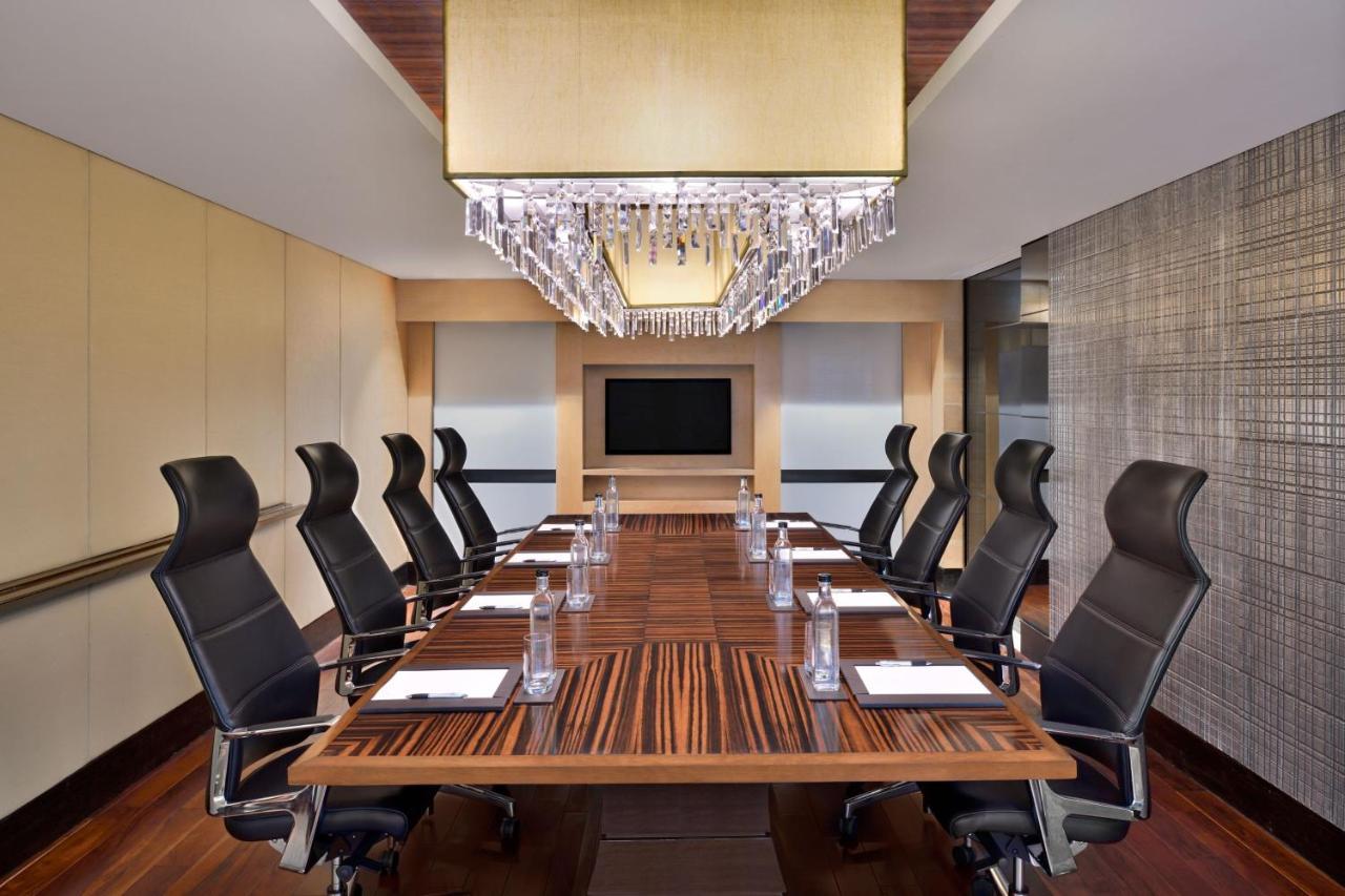 Jw Marriott Hotel New Delhi Aerocity Luaran gambar Boardroom at The Westin Mumbai International Airport