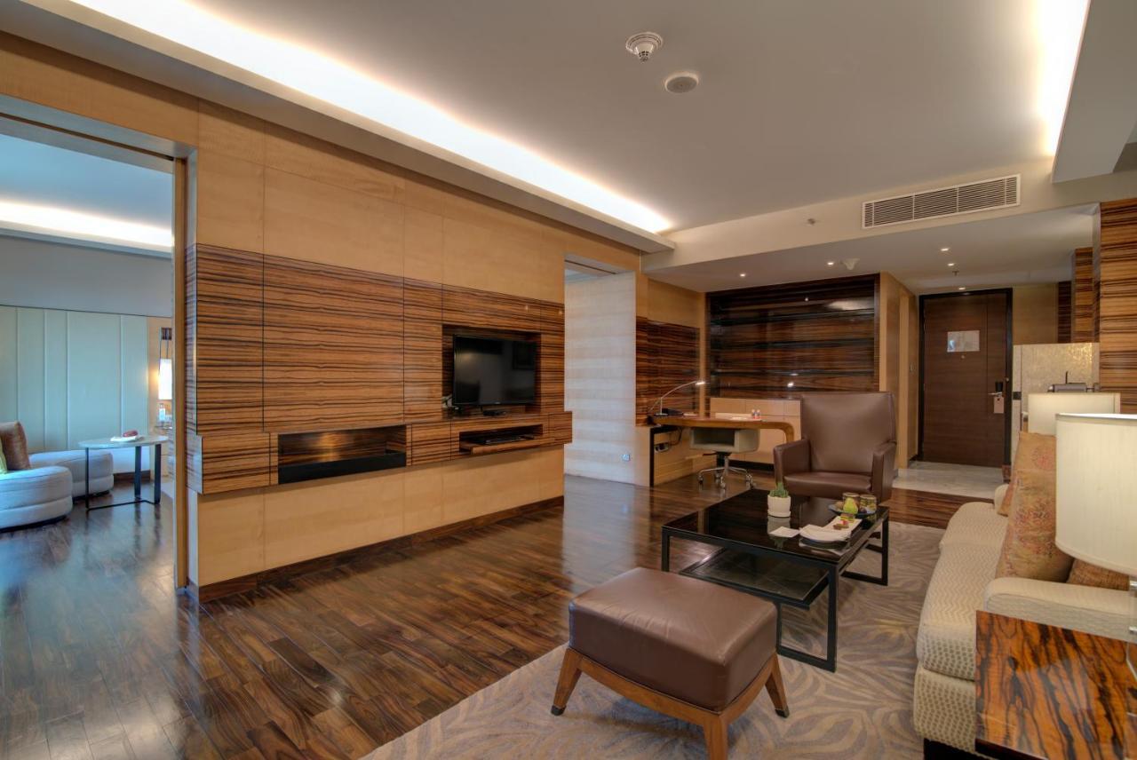 Jw Marriott Hotel New Delhi Aerocity Luaran gambar A suite at the hotel