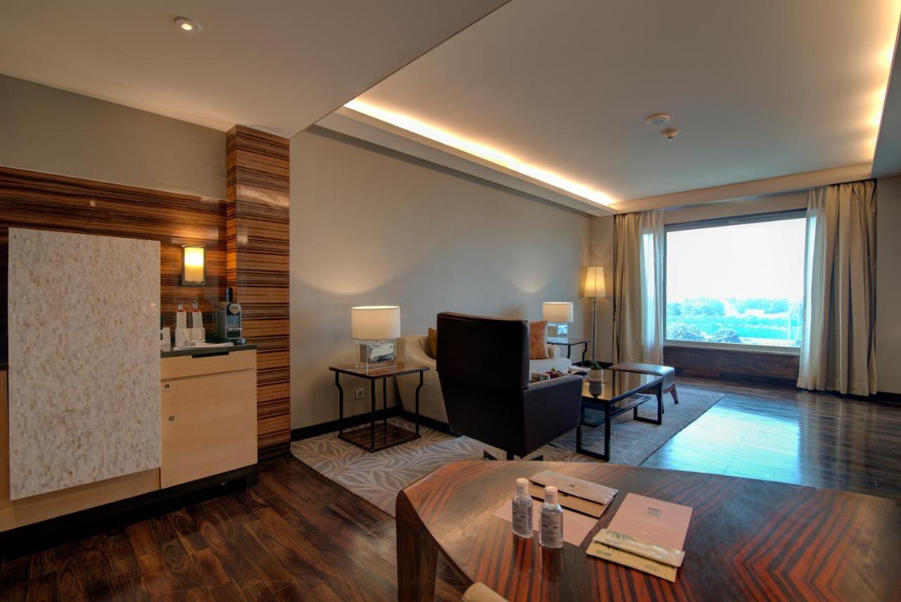 Jw Marriott Hotel New Delhi Aerocity Luaran gambar A suite at the hotel