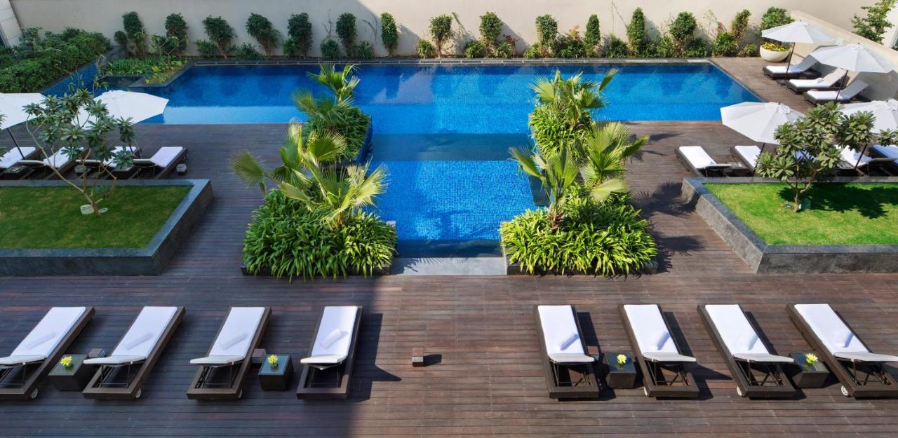 Jw Marriott Hotel New Delhi Aerocity Luaran gambar The pool at the hotel