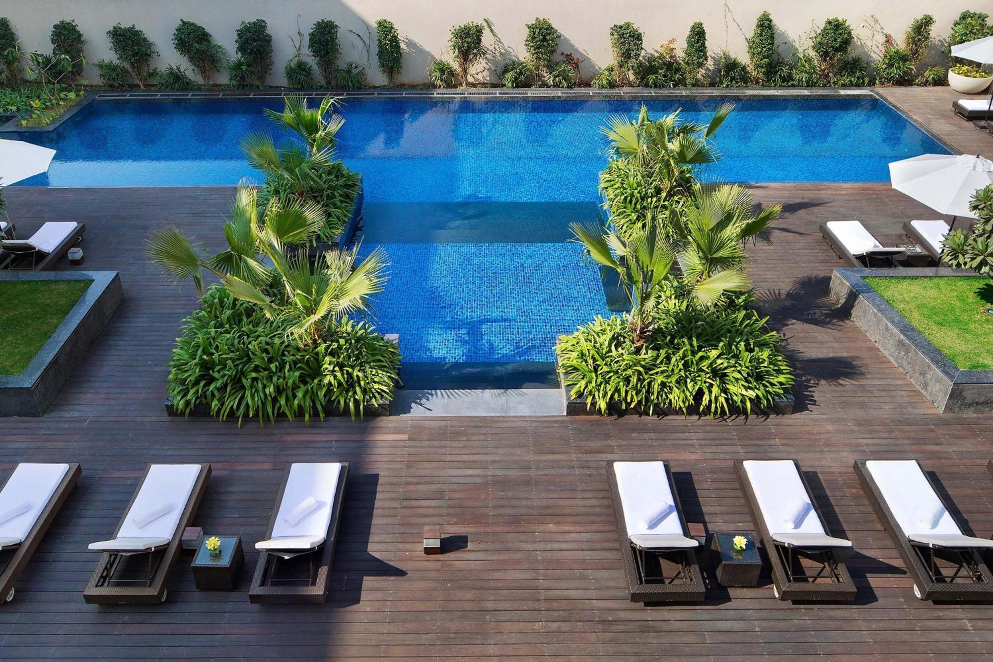 Jw Marriott Hotel New Delhi Aerocity Luaran gambar The pool at the hotel