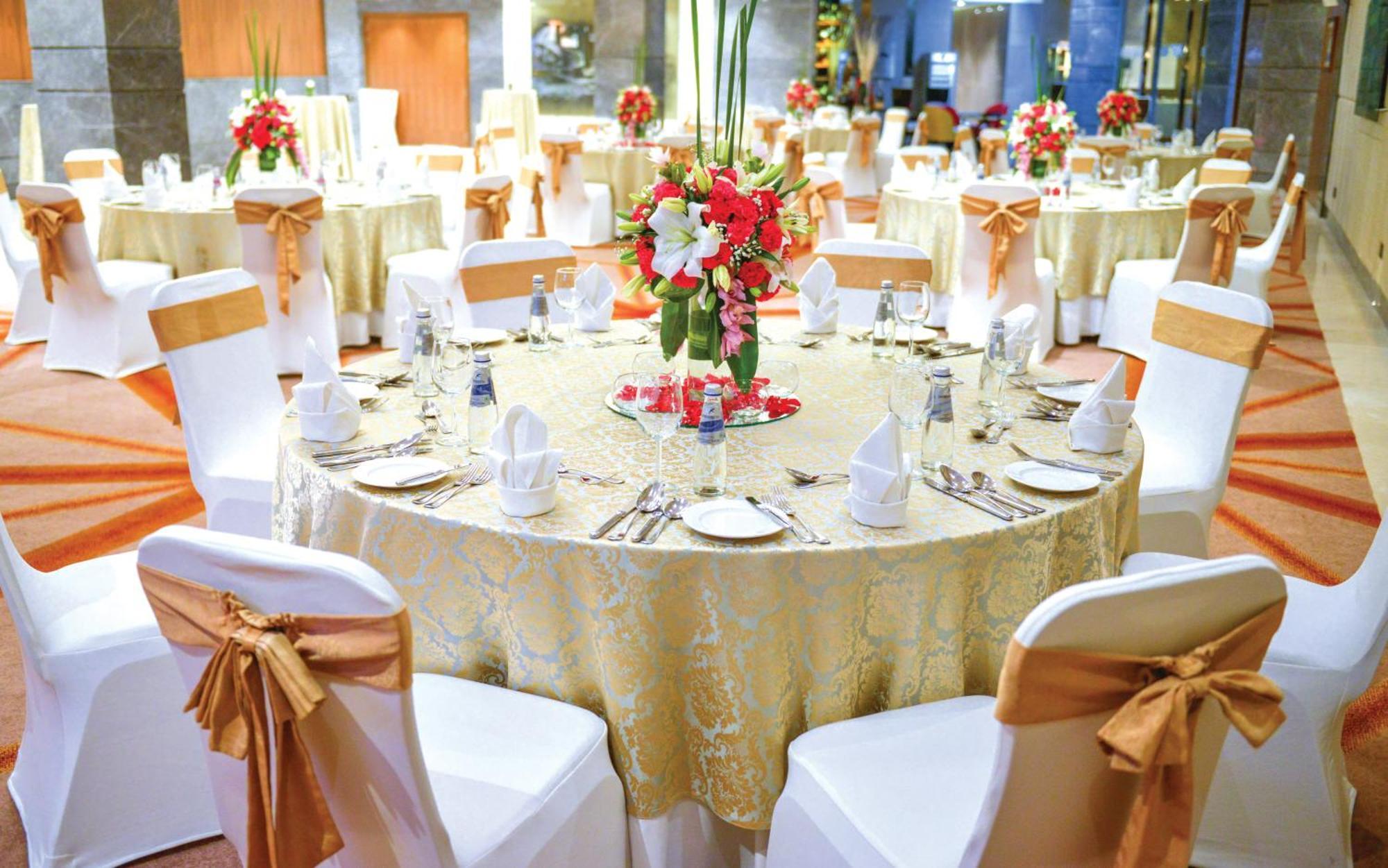 Jw Marriott Hotel New Delhi Aerocity Luaran gambar A table set for a formal dinner