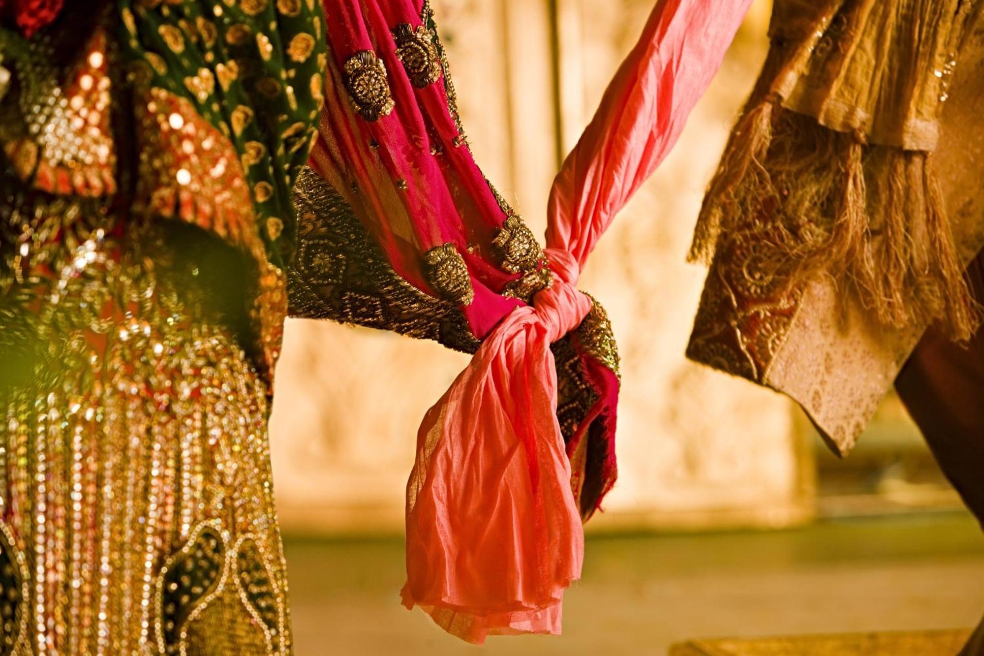 Jw Marriott Hotel New Delhi Aerocity Luaran gambar The bride and groom hold hands during the wedding ceremony.
