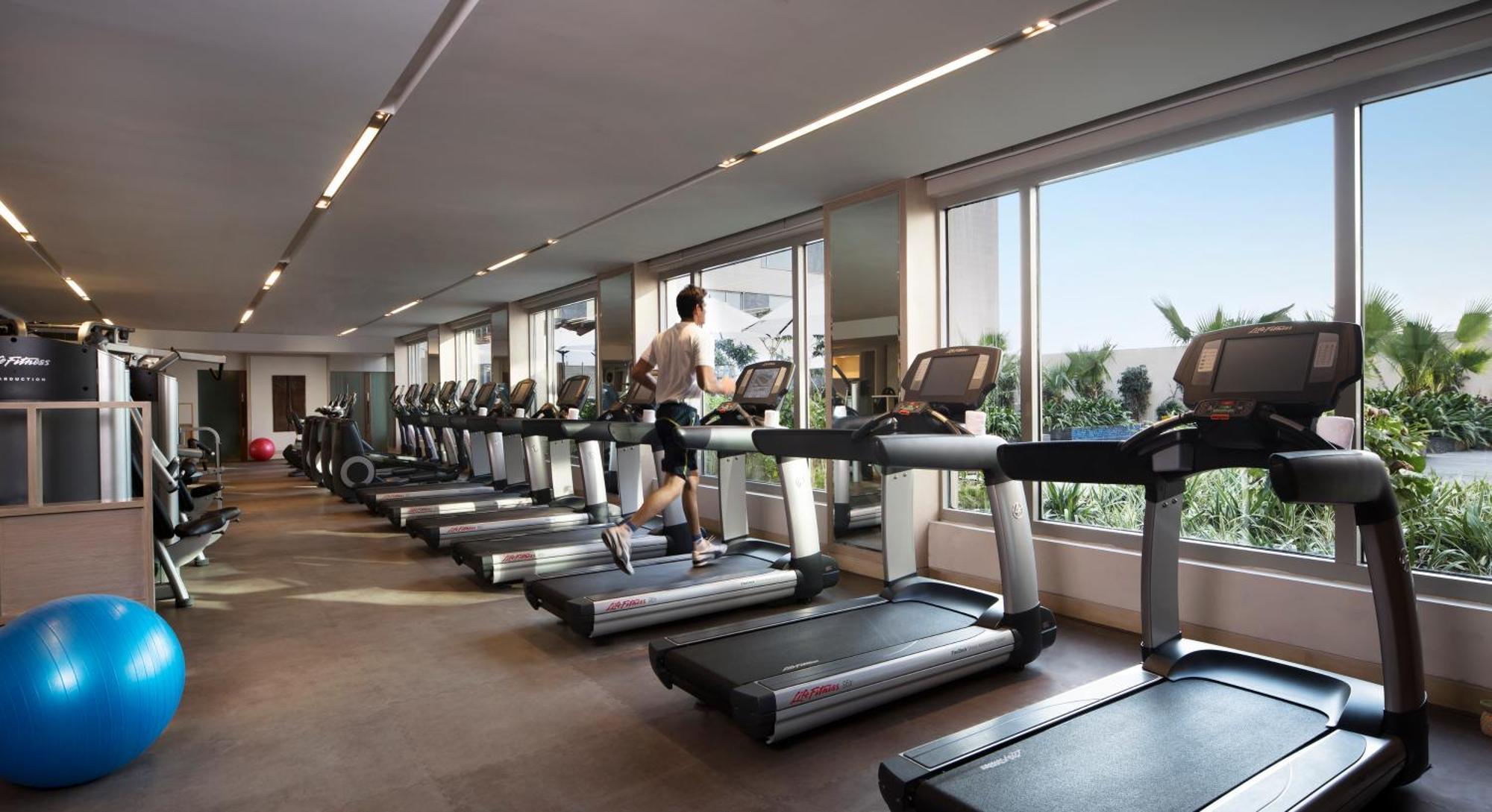 Jw Marriott Hotel New Delhi Aerocity Luaran gambar The gym at the hotel