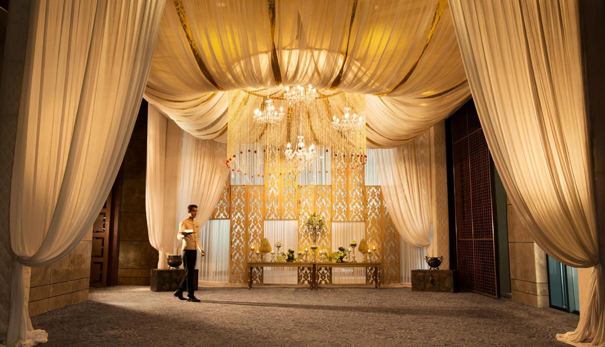 Jw Marriott Hotel New Delhi Aerocity Luaran gambar The lobby of the Ritz-Carlton, Dubai