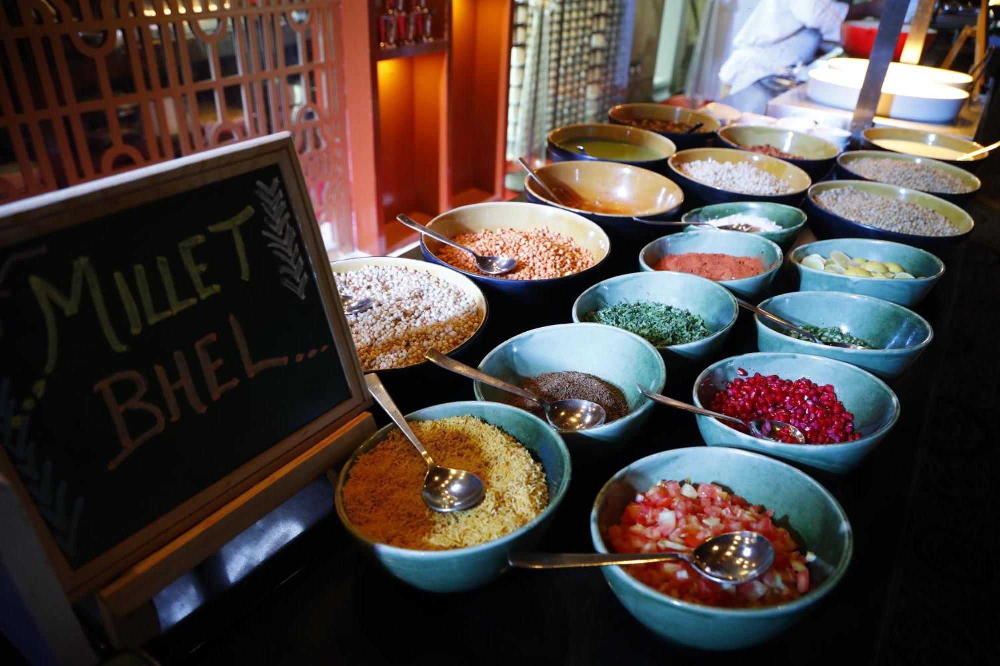 Jw Marriott Hotel New Delhi Aerocity Luaran gambar A selection of muesli at a buffet