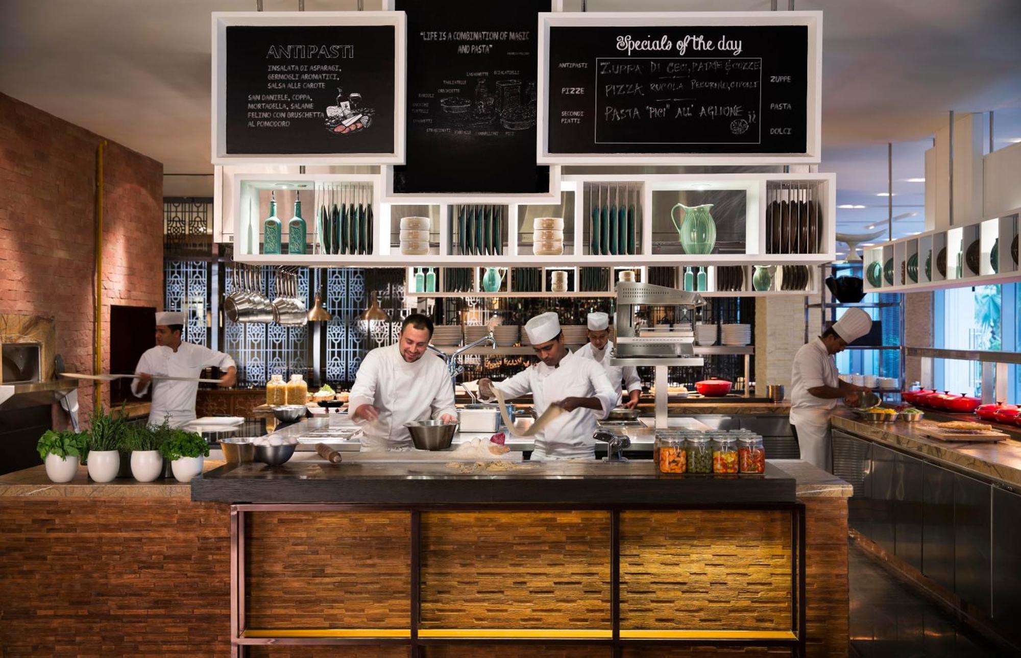 Jw Marriott Hotel New Delhi Aerocity Luaran gambar The kitchen at the restaurant