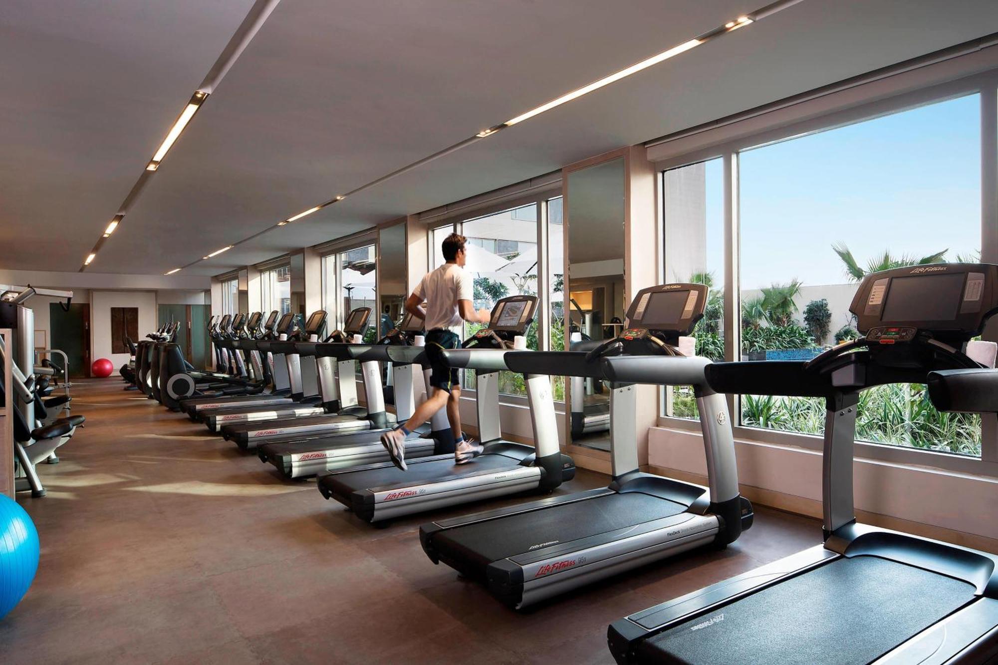 Jw Marriott Hotel New Delhi Aerocity Luaran gambar The gym at the hotel